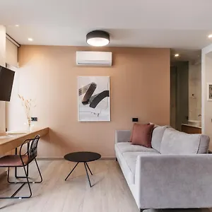 מלון The & (adults Only), העיירה רתימנו